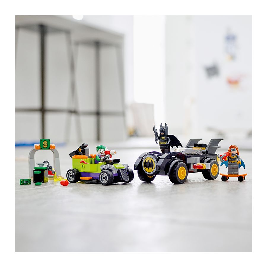 LEGO Batman 76180 Batman vs. the Joker Batmobile Chase 5
