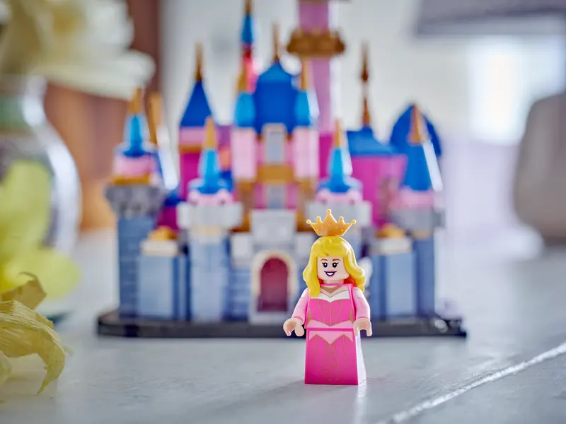 LEGO Disney 40720 Mini Disney Sleeping Beauty Castle Lifestyle 2