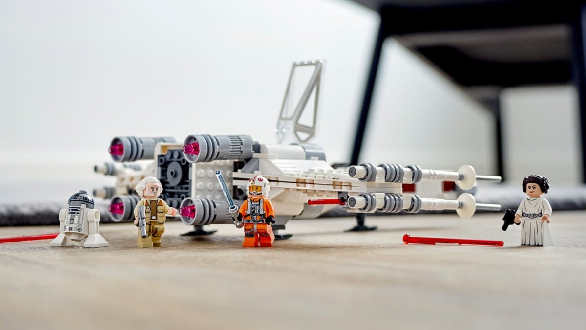 LEGO Star Wars 75301 Luke Skywalkers X wing Fighter lifestyle featured