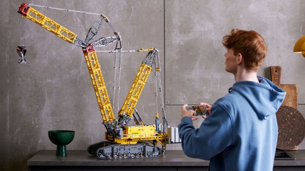 lego technic 42146 liebherr LR 13000 lifestyle person phone featured 1024x576