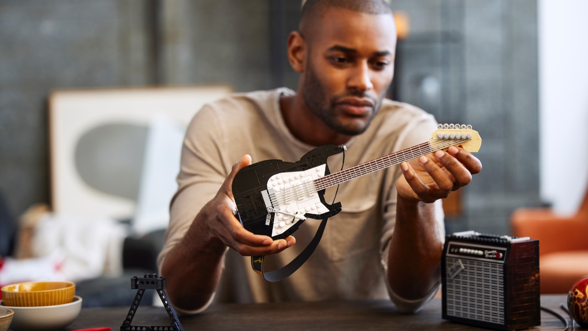 Can you build LEGO Ideas 21329 Fender Stratocaster in other colours?