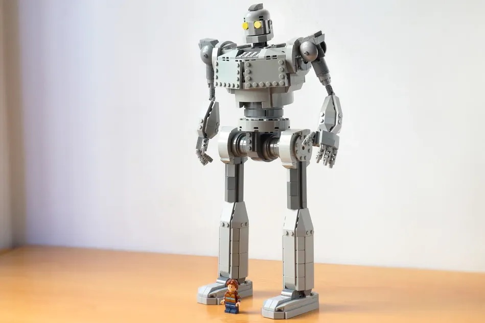 LEGO Ideas The Iron Giant in the Forest 3