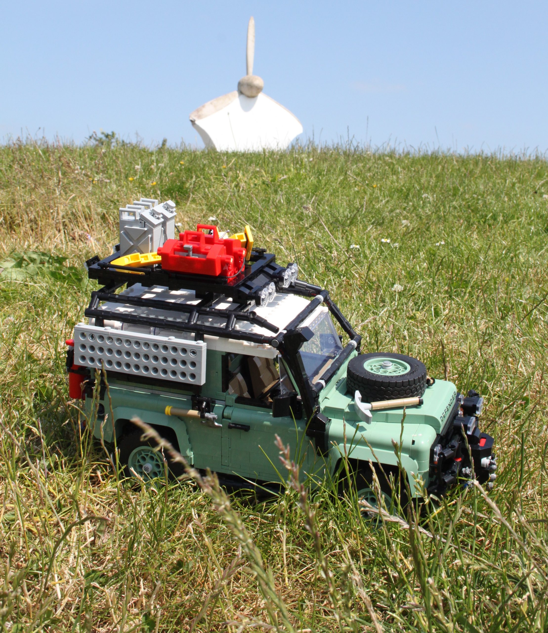 LEGO ICONS 10317 LAND ROVER CLASSIC DEFENDER 90 review outside 9 scaled
