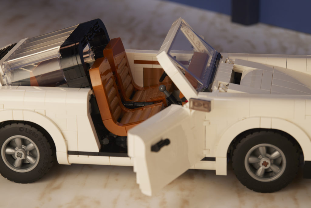 LEGO 10295 Porsche 911 showroom 7