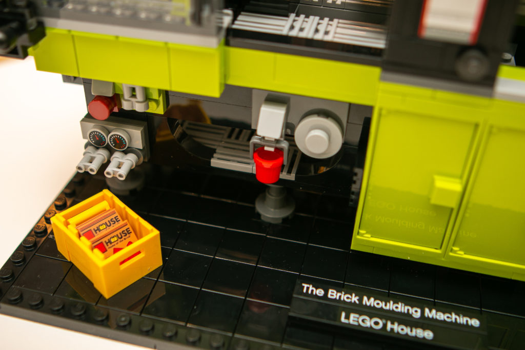 LEGO House 40502 The Brick Moulding Machine 9
